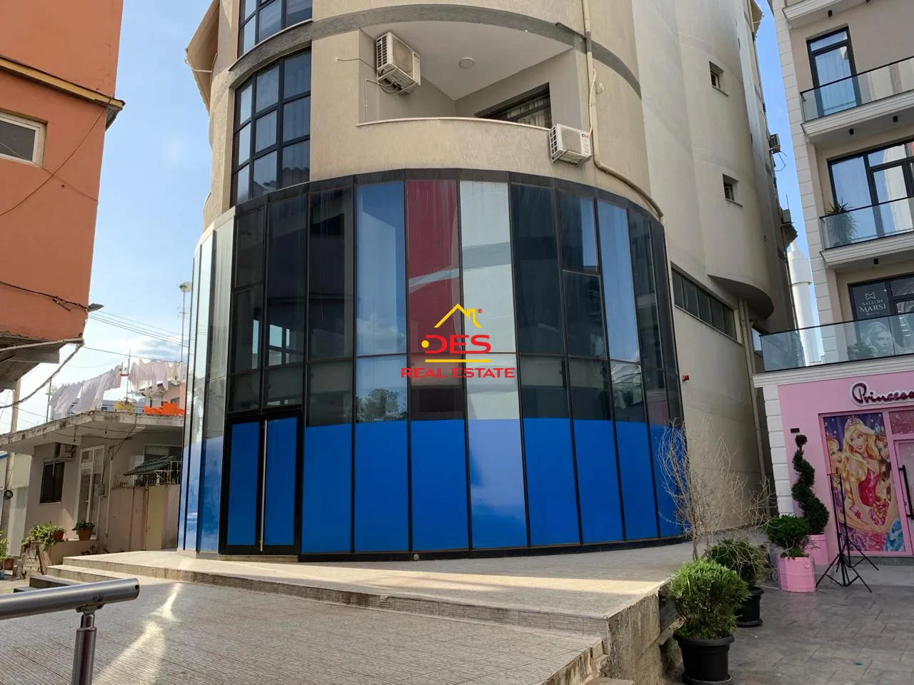 Shitet ambjent biznesi në qendër të qytetit, elbasan.