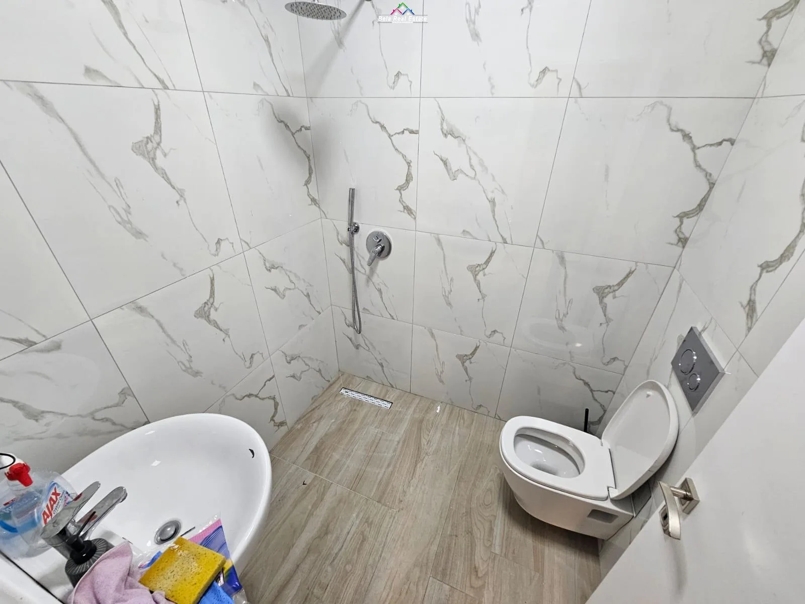 Zyre me Qera 2+1 tek Kompleksi Zirkon (ID BZ2746) Tirane