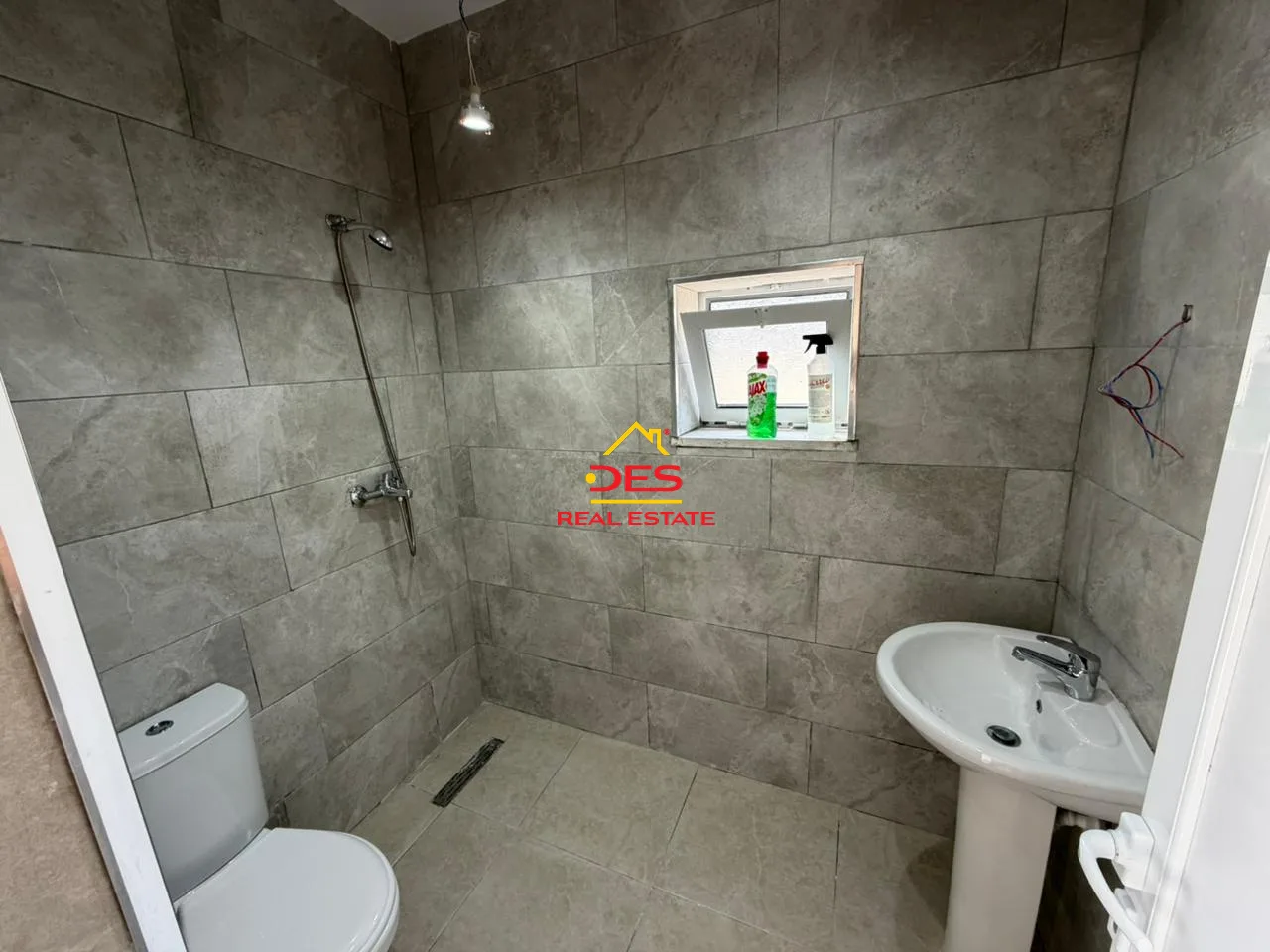 Jepet me qira shtëpi private në çole, vlorë.