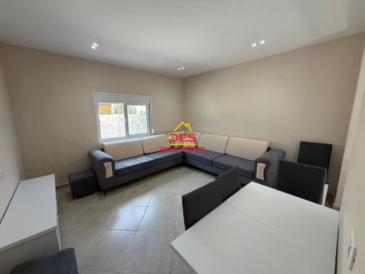 Jepet me qira shtëpi private në çole, vlorë.