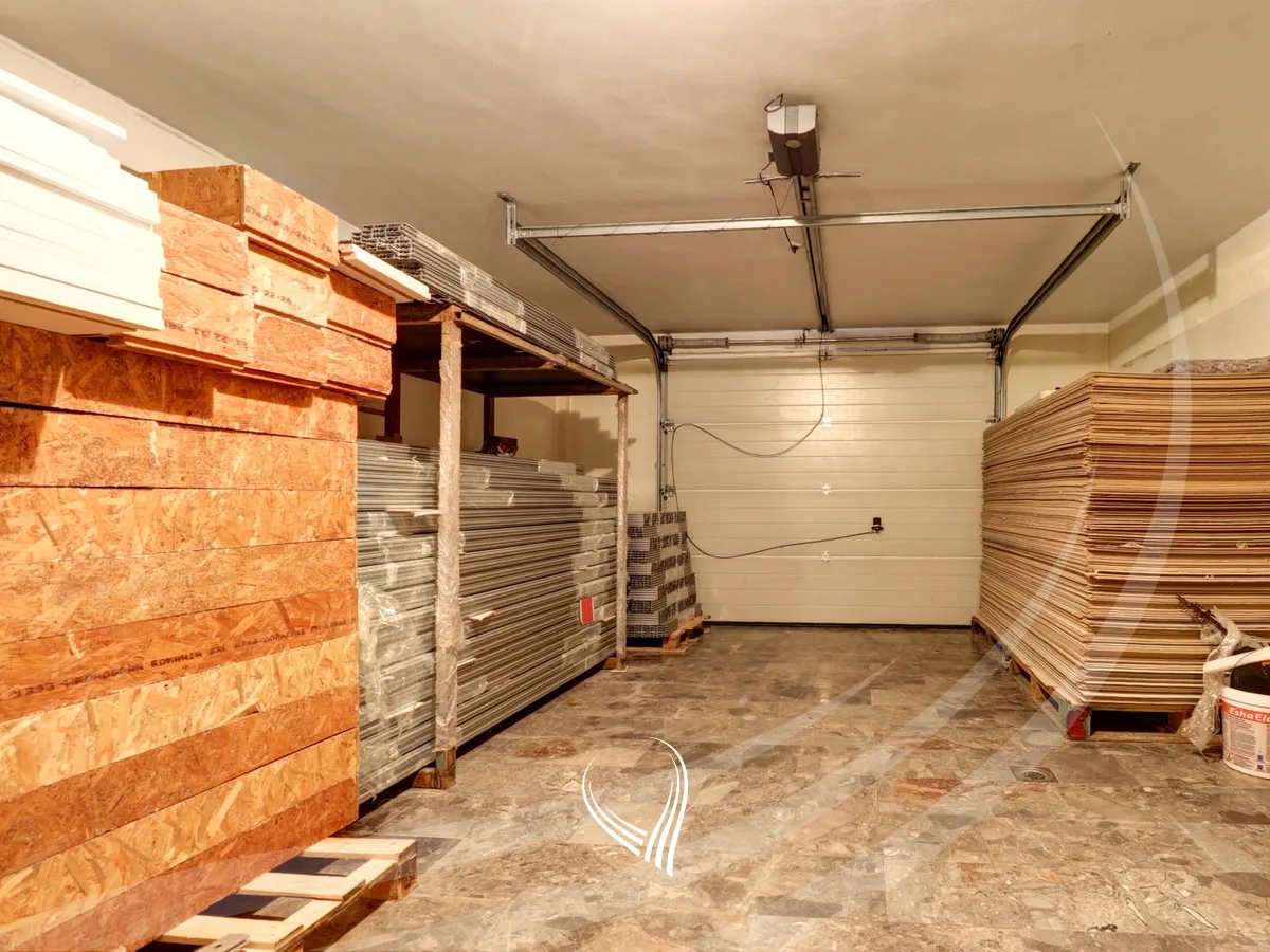 Shtëpi 700m2 në shitje në lagjen Velania