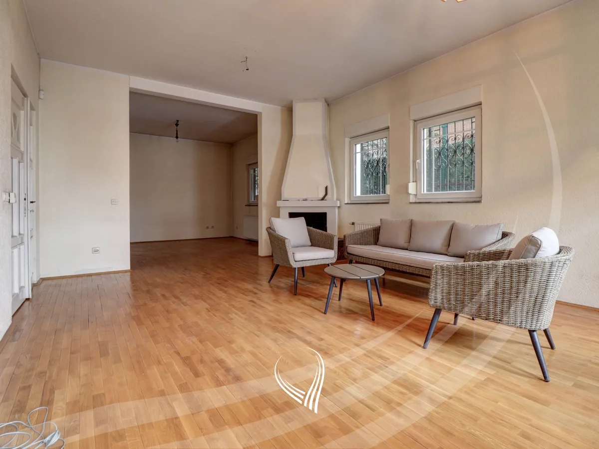 Shtëpi 700m2 në shitje në lagjen Velania