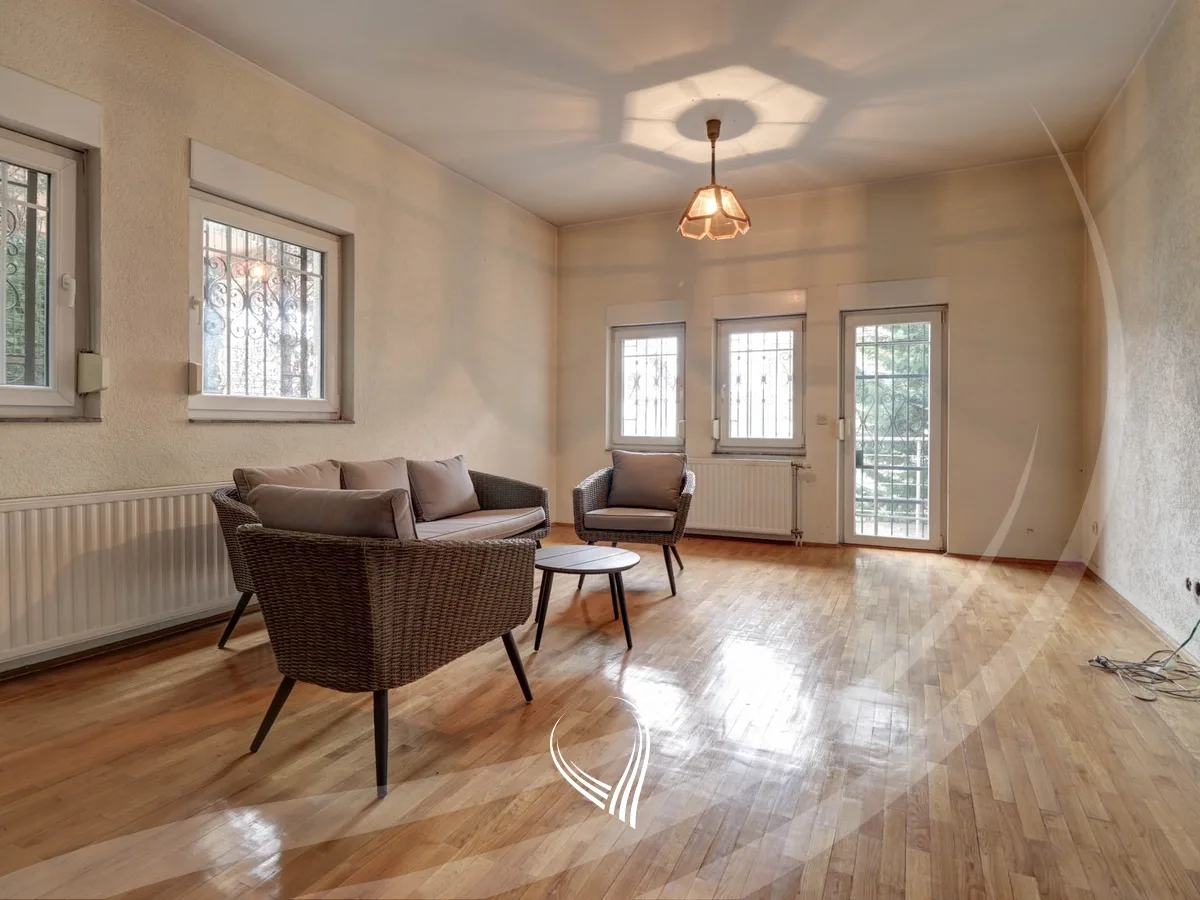 Shtëpi 700m2 në shitje në lagjen Velania