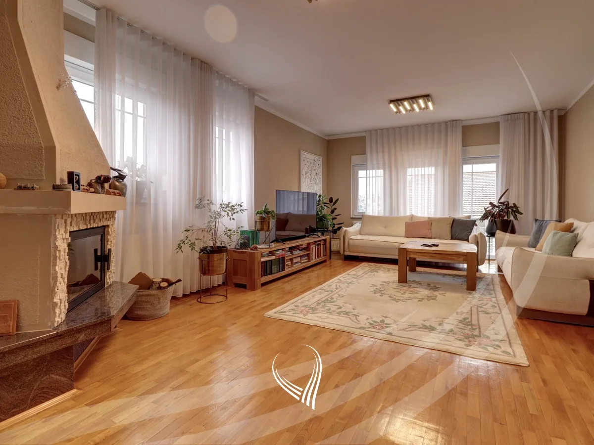 Shtëpi 700m2 në shitje në lagjen Velania