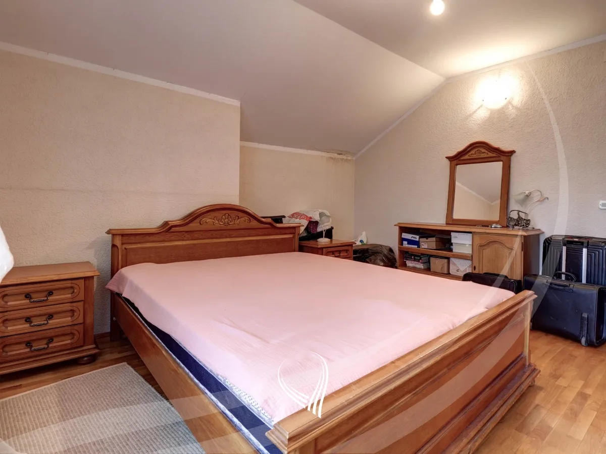 Shtëpi 700m2 në shitje në lagjen Velania