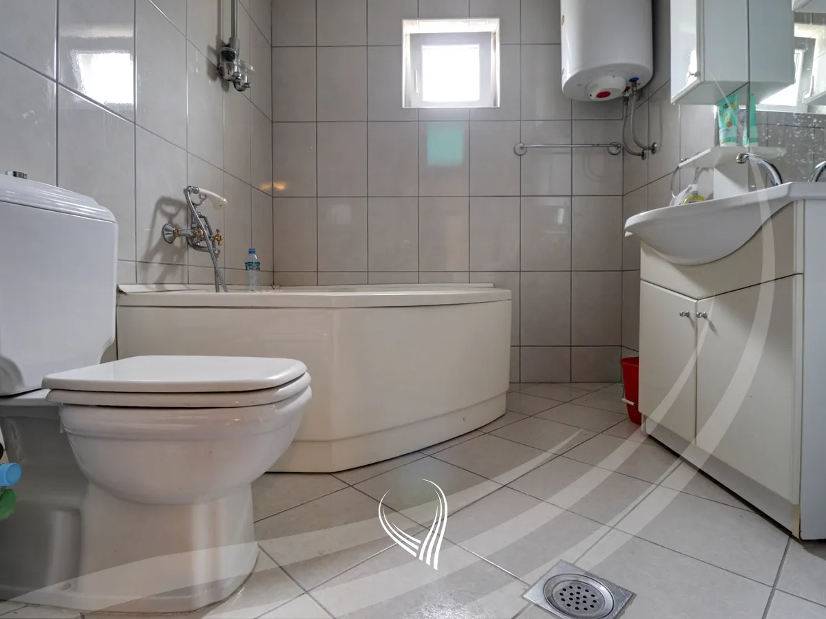 Shtëpi 700m2 në shitje në lagjen Velania