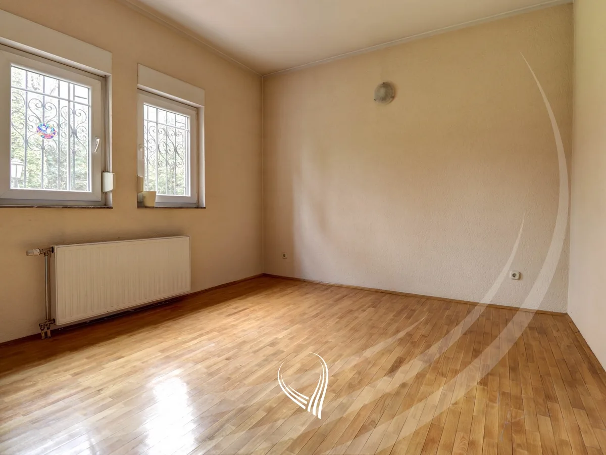 Shtëpi 700m2 në shitje në lagjen Velania