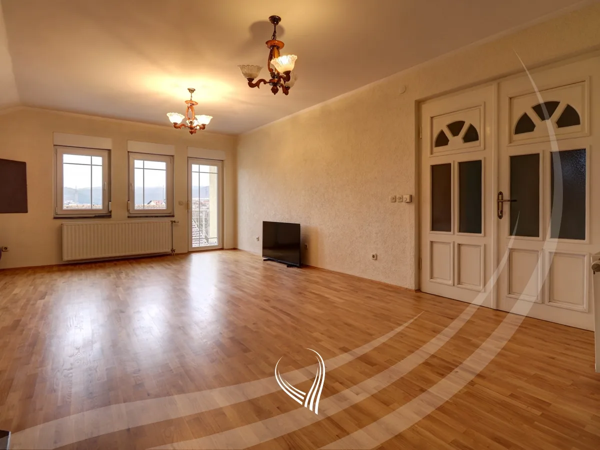 Shtëpi 700m2 në shitje në lagjen Velania
