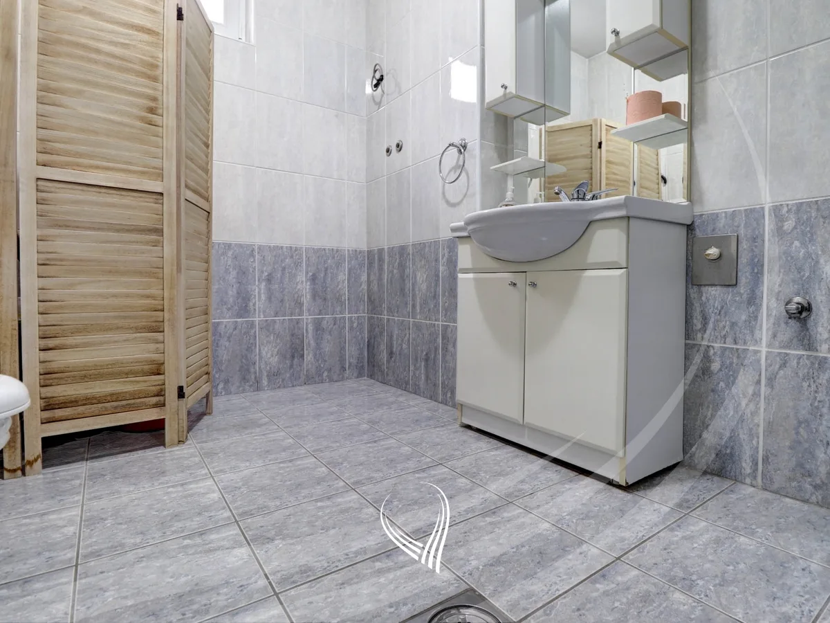 Shtëpi 700m2 në shitje në lagjen Velania