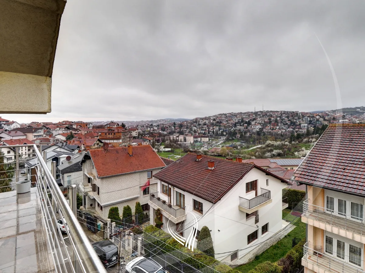 Shtëpi 700m2 në shitje në lagjen Velania