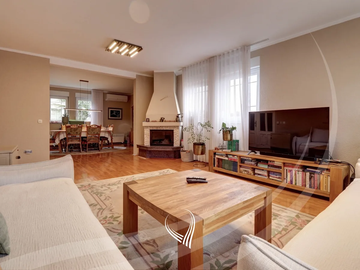 Shtëpi 700m2 në shitje në lagjen Velania