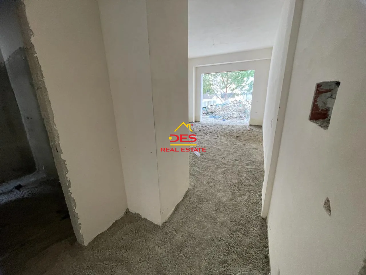 Shitet apartament 1+1 me këste në kodër lungomare