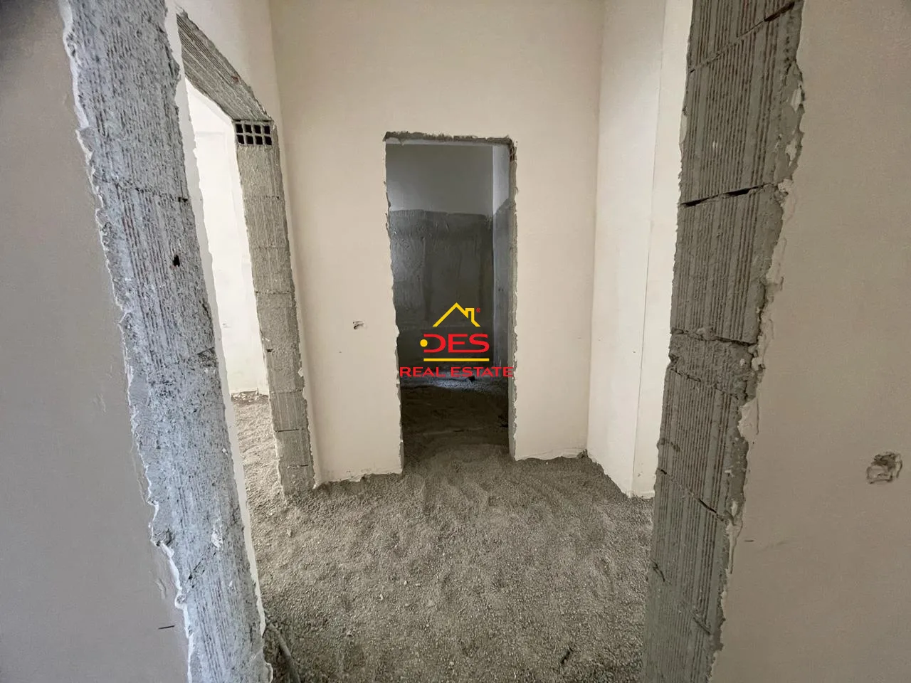 Shitet apartament 1+1 me këste në kodër lungomare