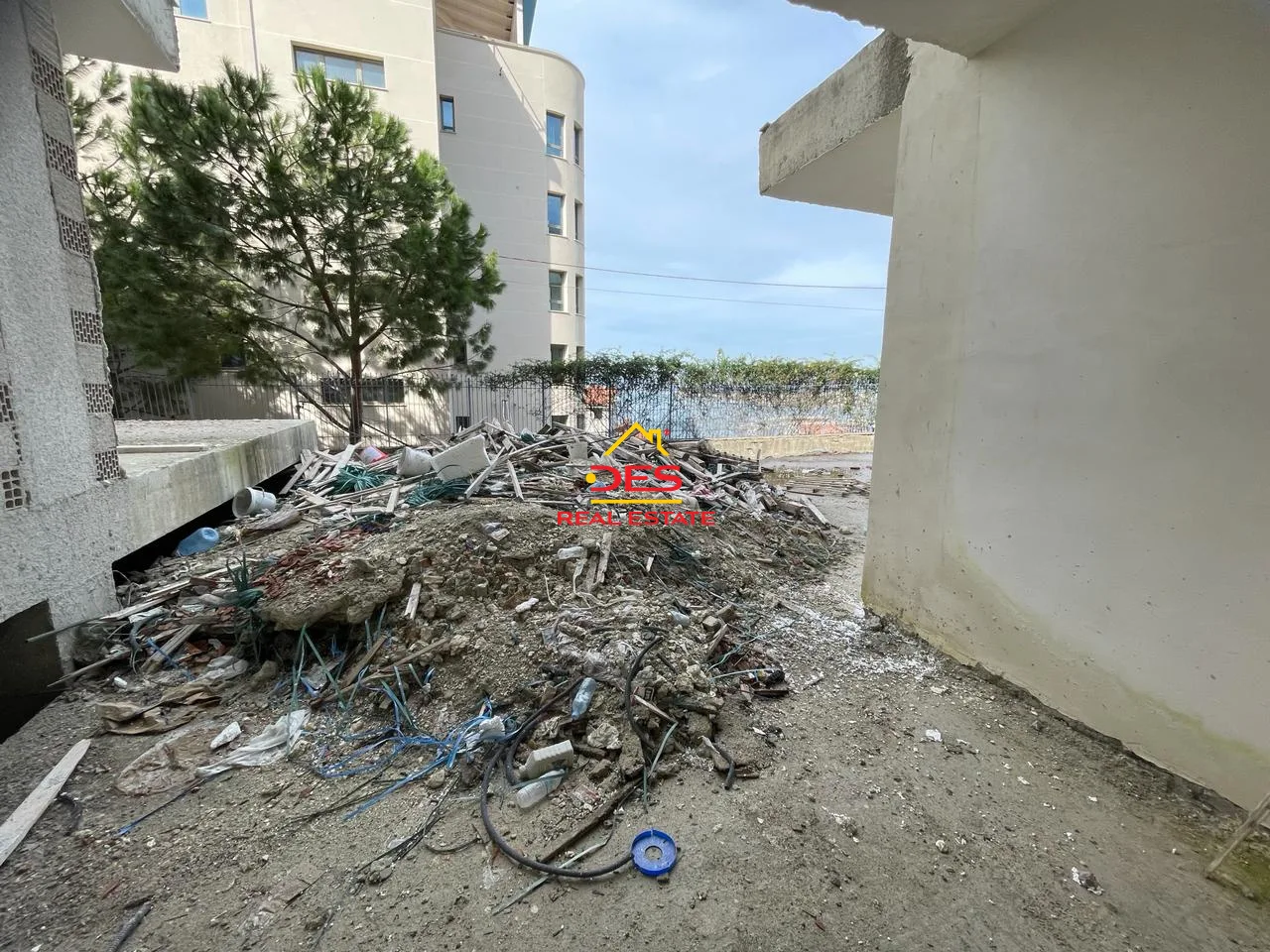 Shitet apartament 1+1 me këste në kodër lungomare