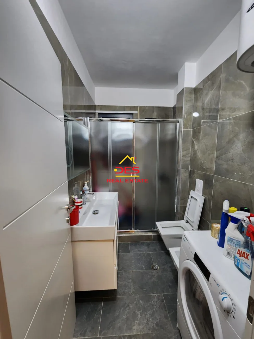Jepet me qira apartament 2+1 pranë stadiumit flamurtari.