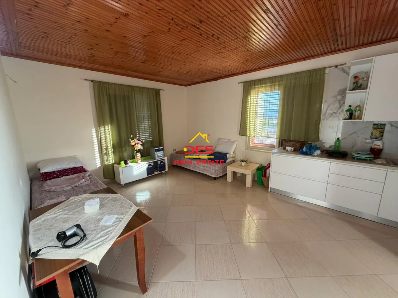 Jepet me qira kati i tretë i një vile në pus mezin,vlorë