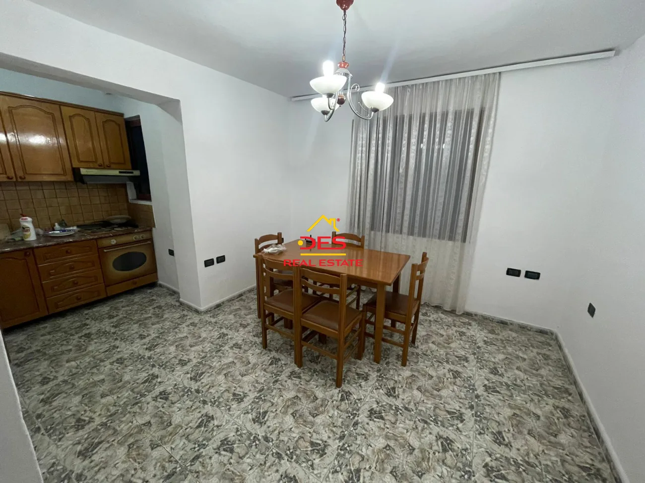 Jepet apartament 2+1 me qera te gama,pallat ekzistus