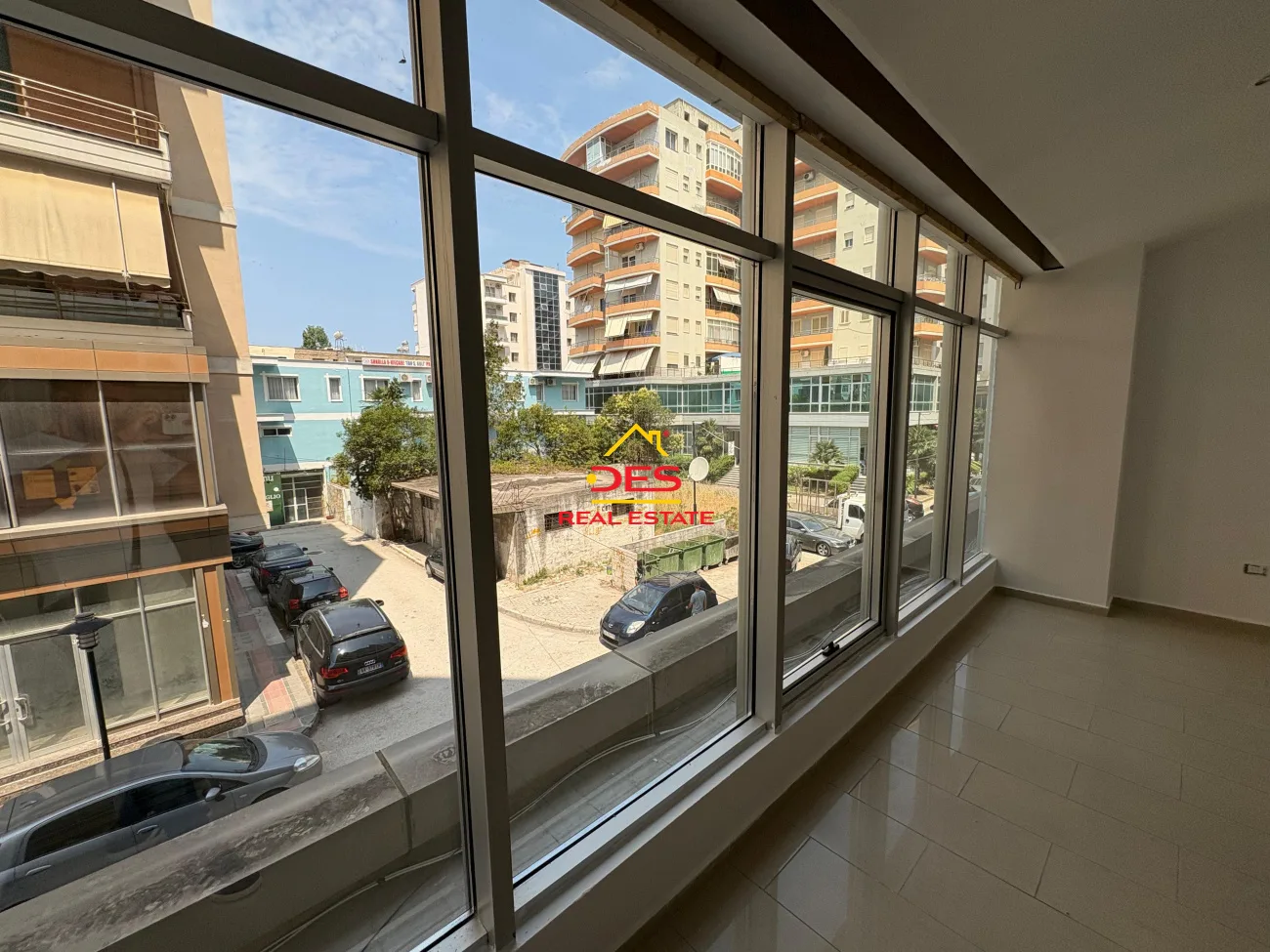 Shitet ambient biznesi pranë supermarket conad ,vlorë