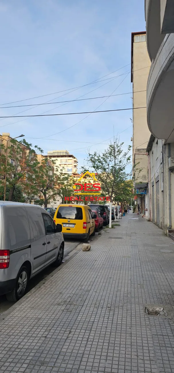 Shiten 4 dyqane në rrugën dush strati,vlorë.