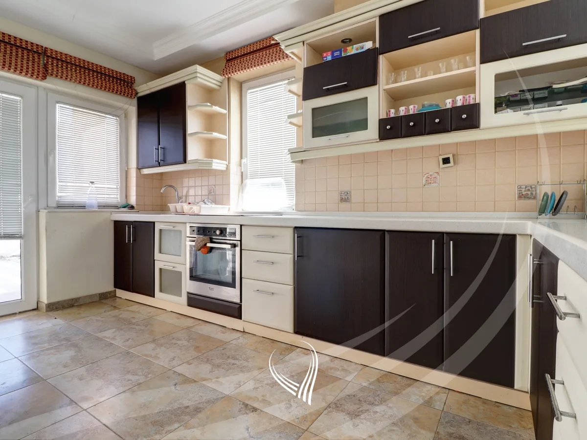 Shtëpia 750m2 në shitje në lagjen Sofalia