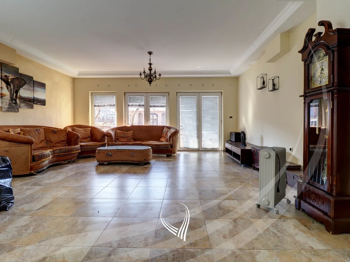 Shtëpia 750m2 në shitje në lagjen Sofalia