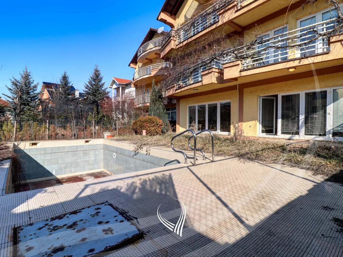 Shtëpia 750m2 në shitje në lagjen Sofalia