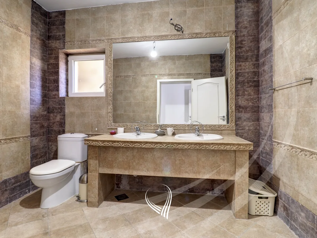 Shtëpia 750m2 në shitje në lagjen Sofalia