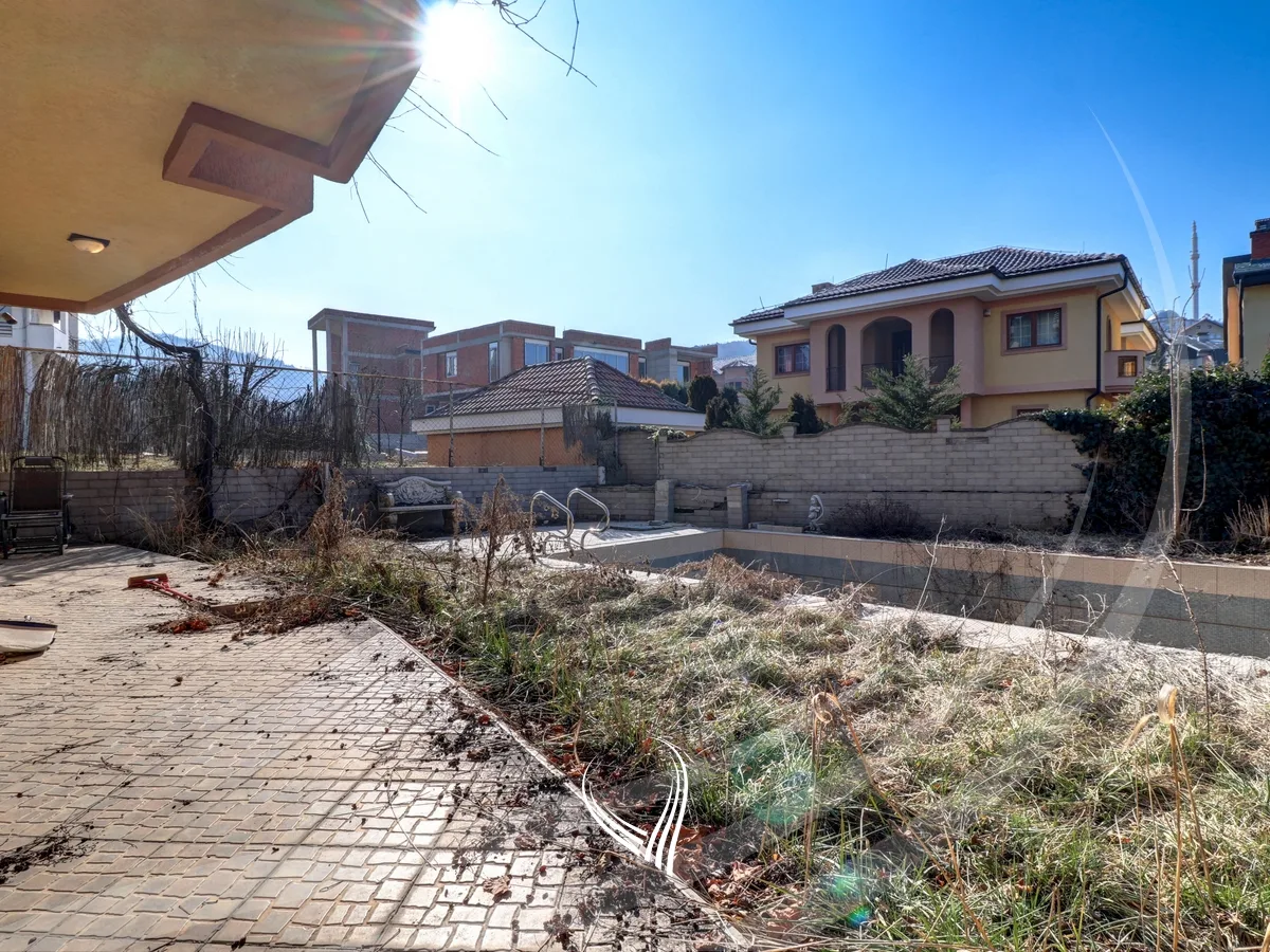 Shtëpia 750m2 në shitje në lagjen Sofalia