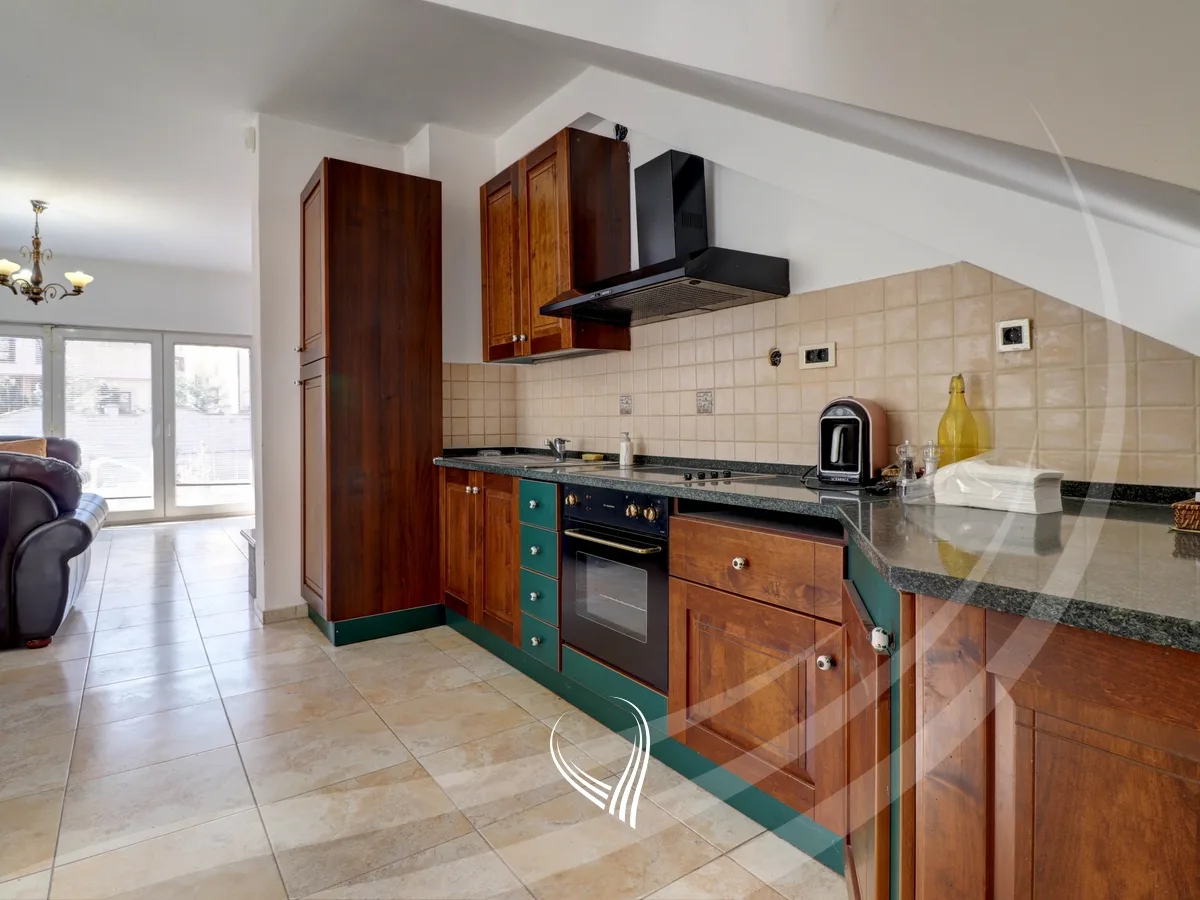 Shtëpia 750m2 në shitje në lagjen Sofalia