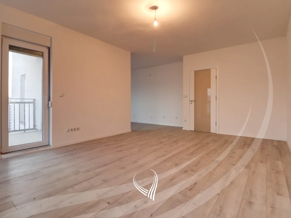 Banesë me 3 dhoma gjumi në shitje në lagjen Mati 1