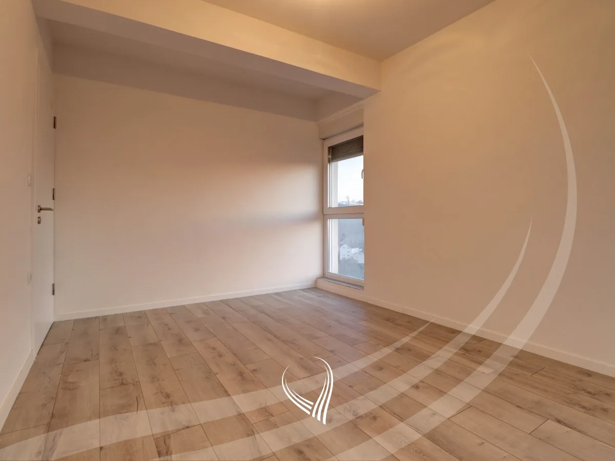 Banesë me 3 dhoma gjumi në shitje në lagjen Mati 1