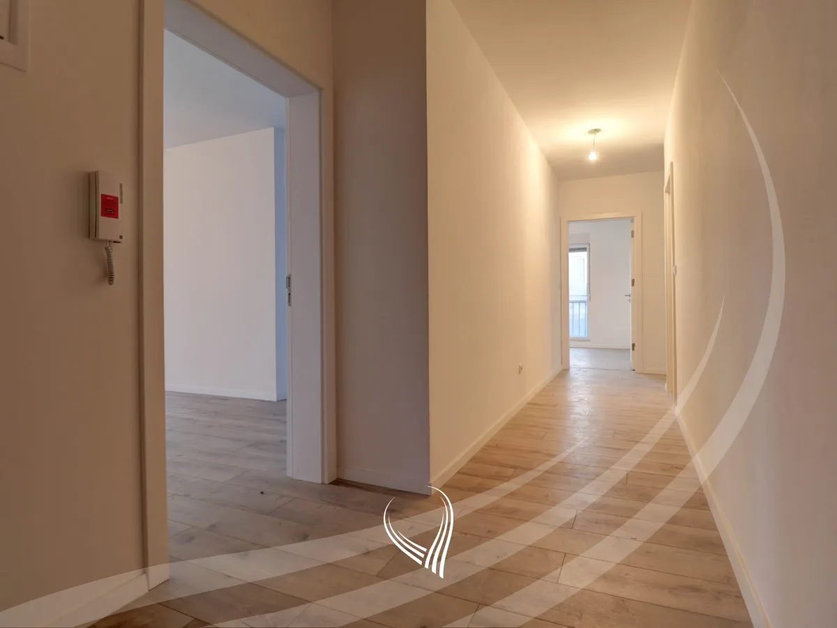 Banesë me 3 dhoma gjumi në shitje në lagjen Mati 1