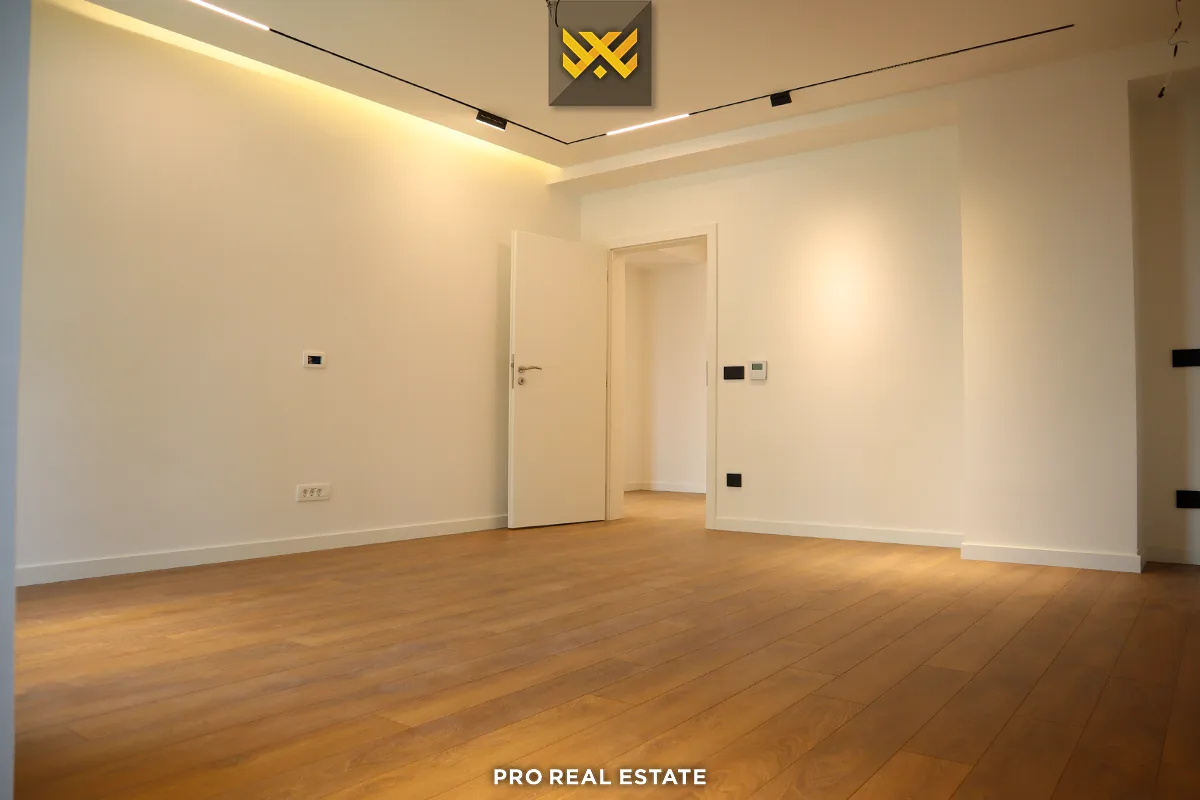 Banesë / Zyrë 155m² me #QIRA në Lakrishtë