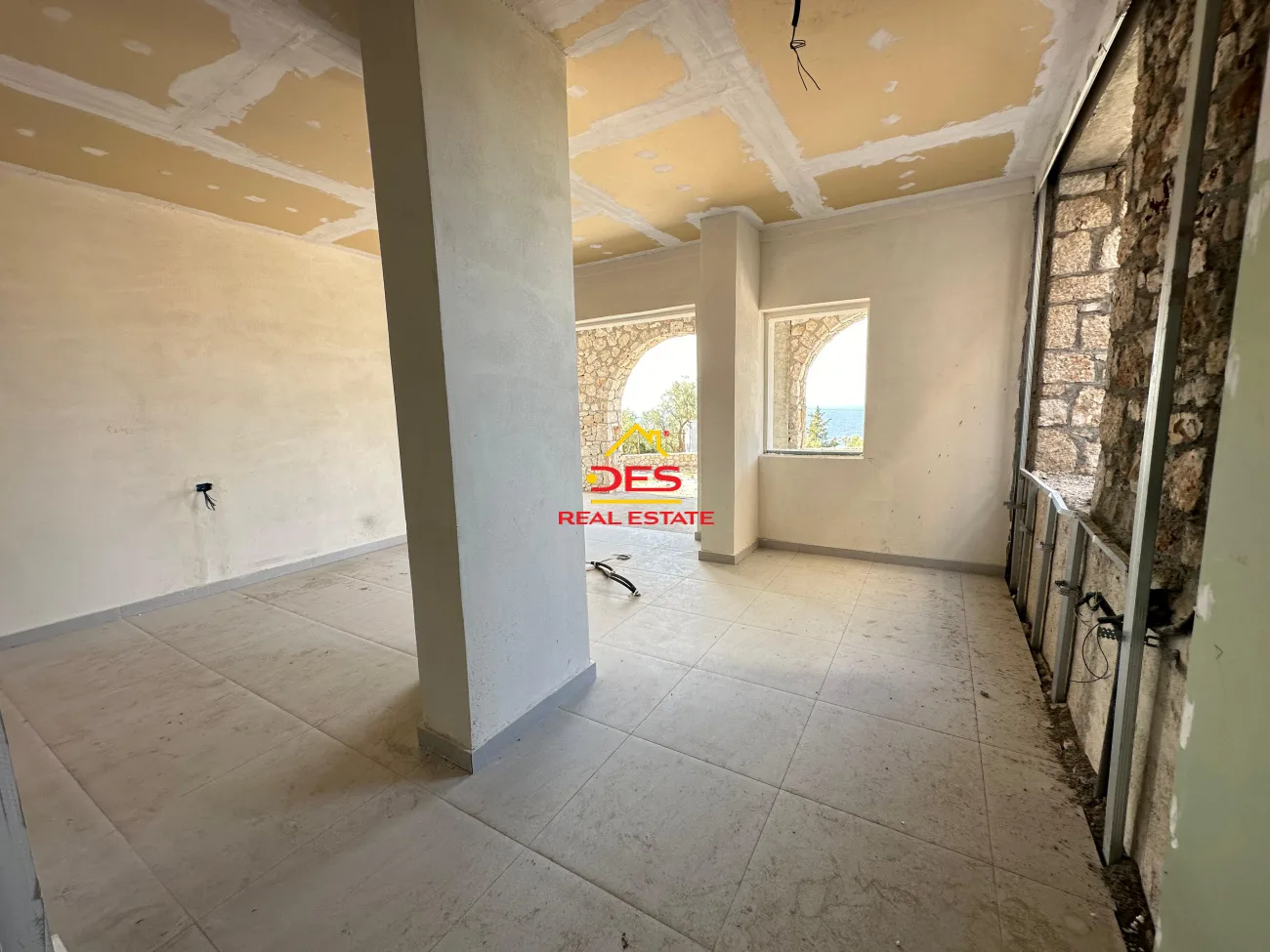 Shitet apartament 1+1 në një rezidencë në dhërmi. 🌅 me pamje nga deti