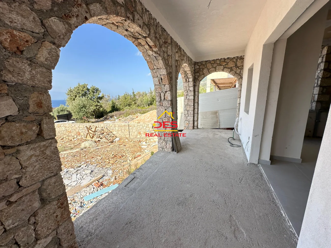 Shitet apartament 1+1 në një rezidencë në dhërmi. 🌅 me pamje nga deti