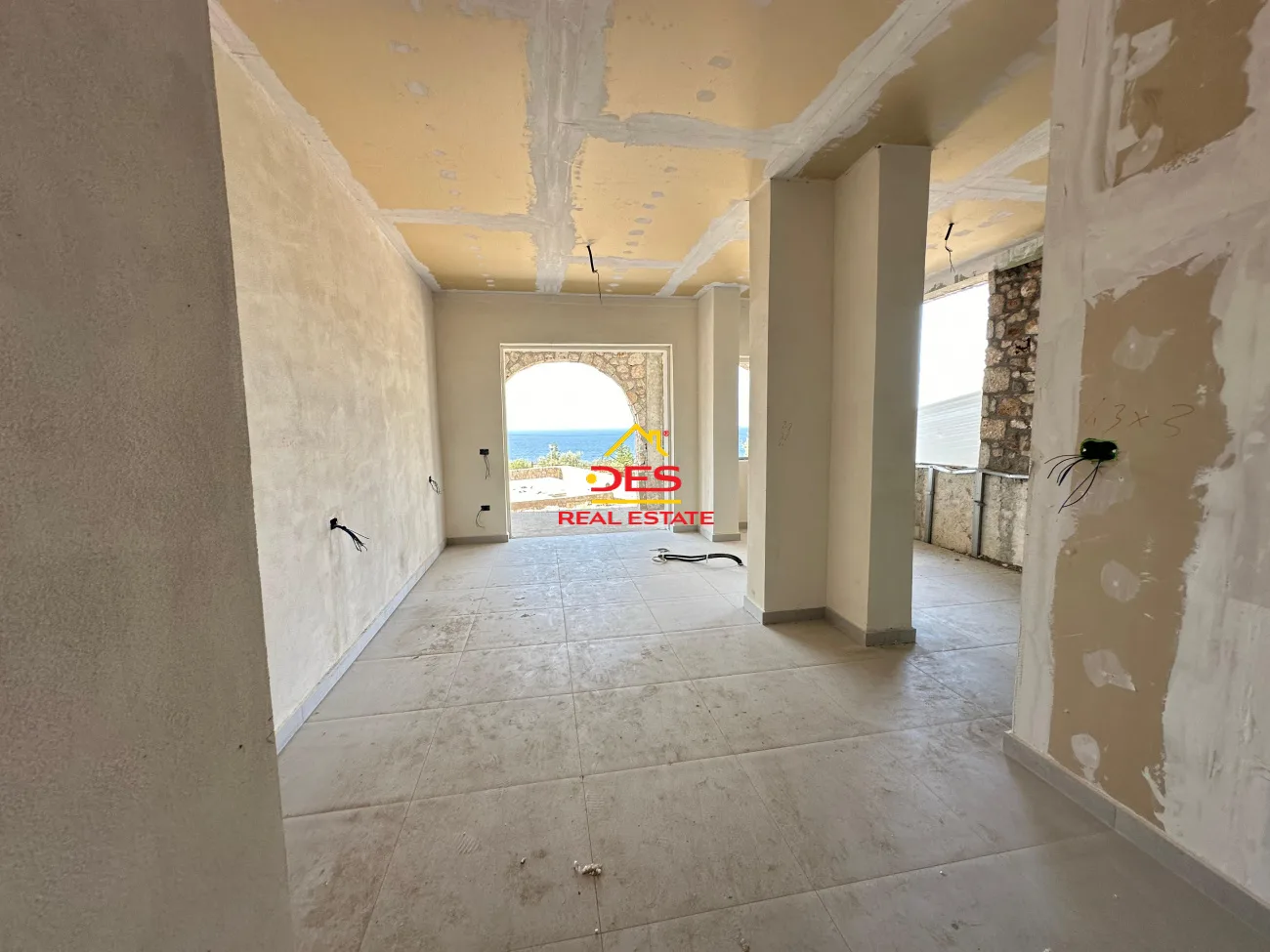 Shitet apartament 1+1 në një rezidencë në dhërmi. 🌅 me pamje nga deti