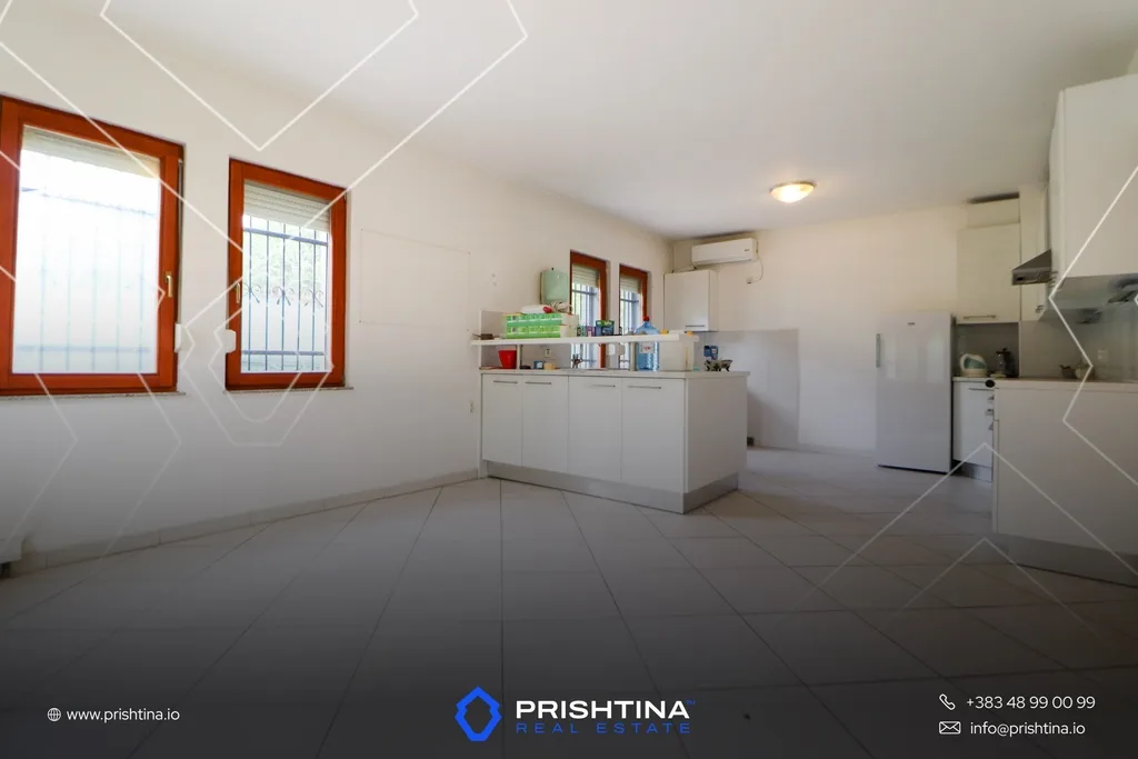 Shtëpi me qira 360m² + 3.7 ari oborr në Dragodan