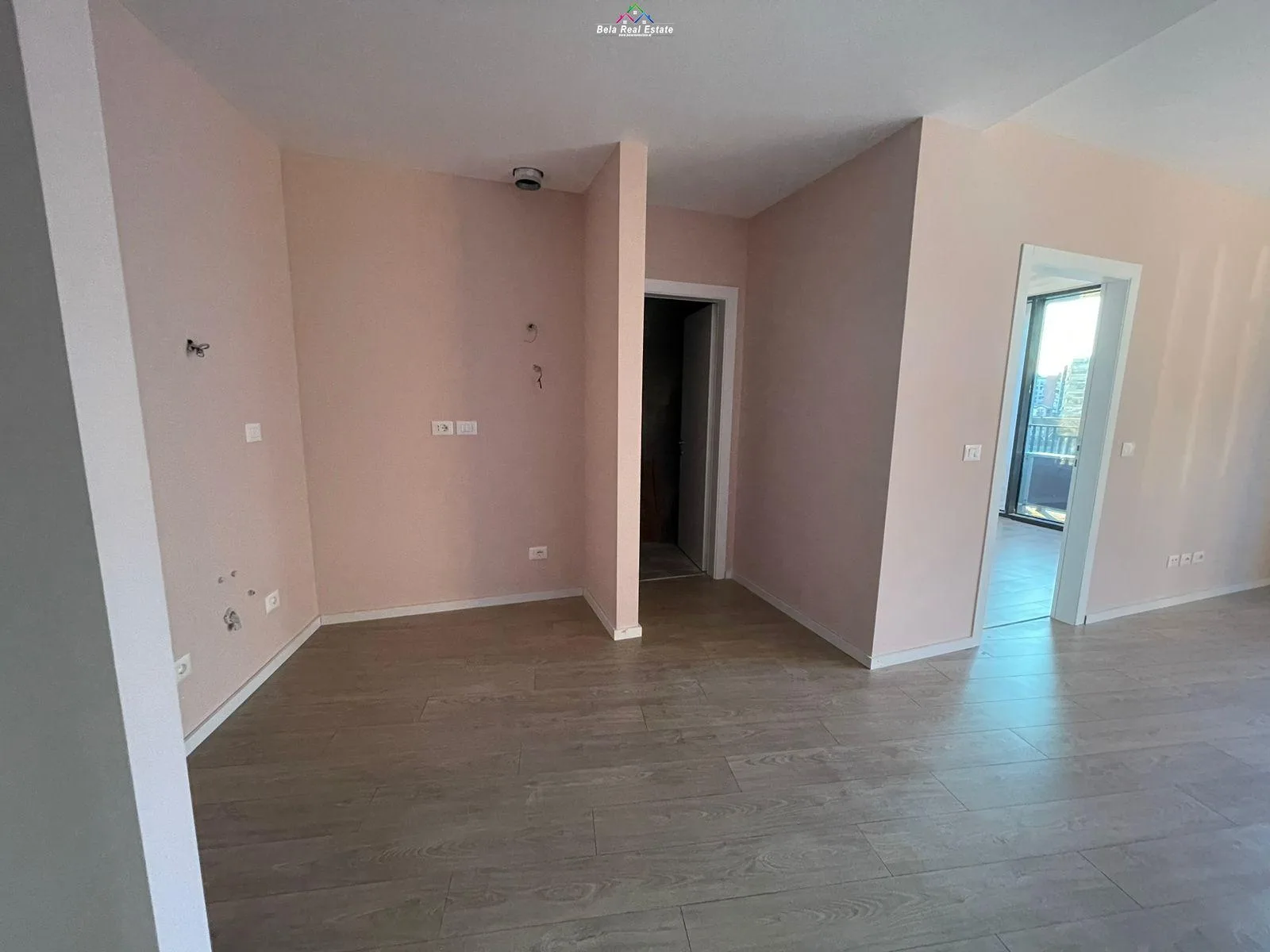 Zyre me qera tek Liqeni i Tiranes (ID BZ2376) Tirane.