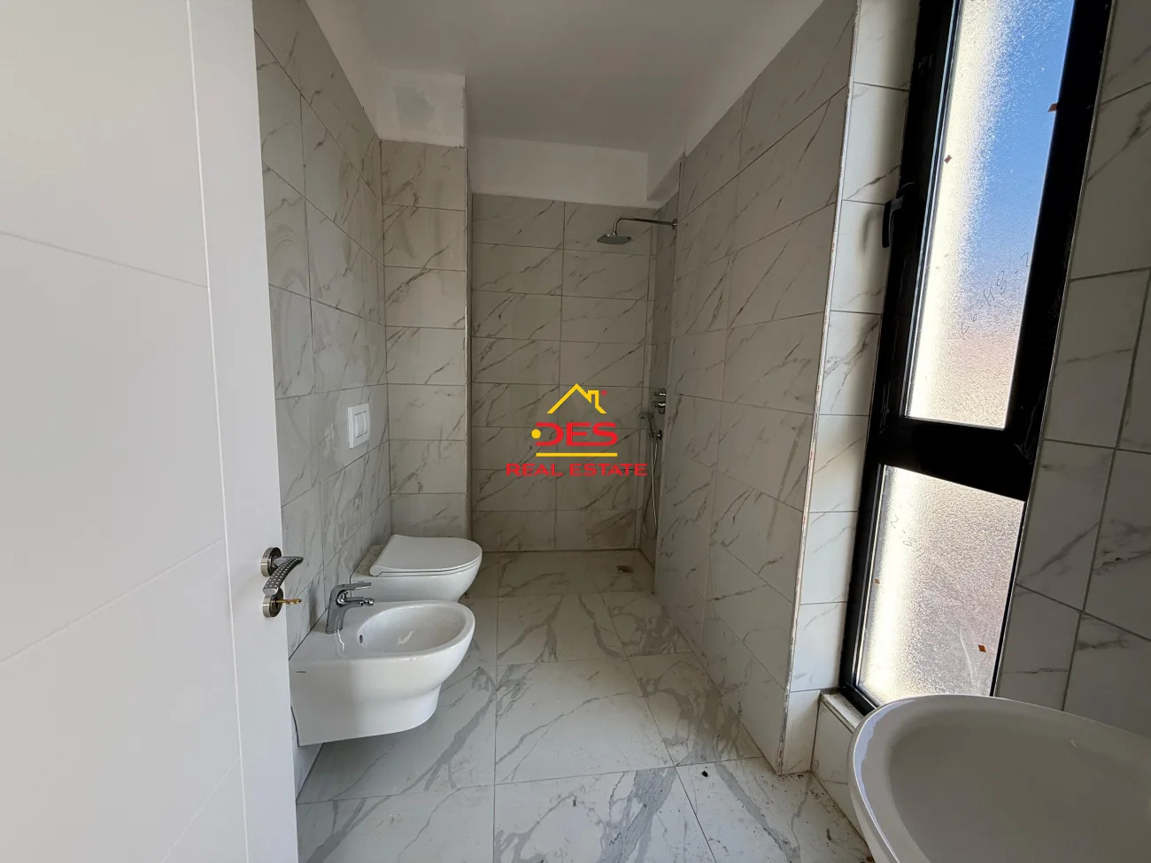 Shitet apartament 2+1+2 në orikum ,vlorë