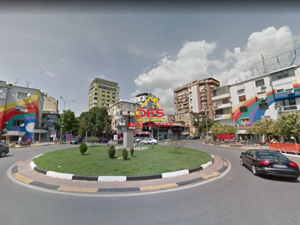 Shitet ambjent biznesi buzë rrugës ,kati (-1), blloku, tiranë.