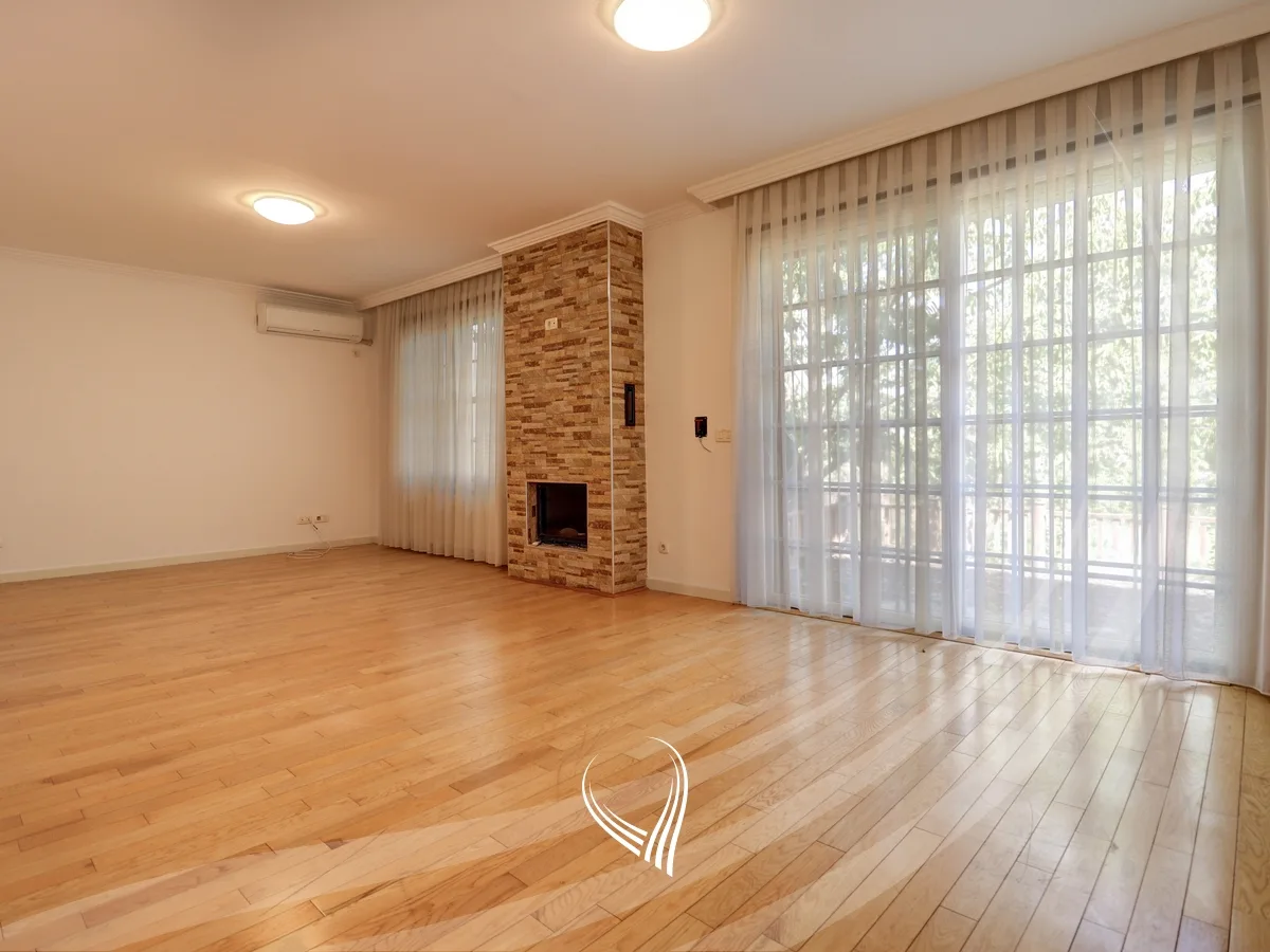 Shtëpi me 3 dhoma gjumi me qira në Fshatin Ndërkombëtar – International Village