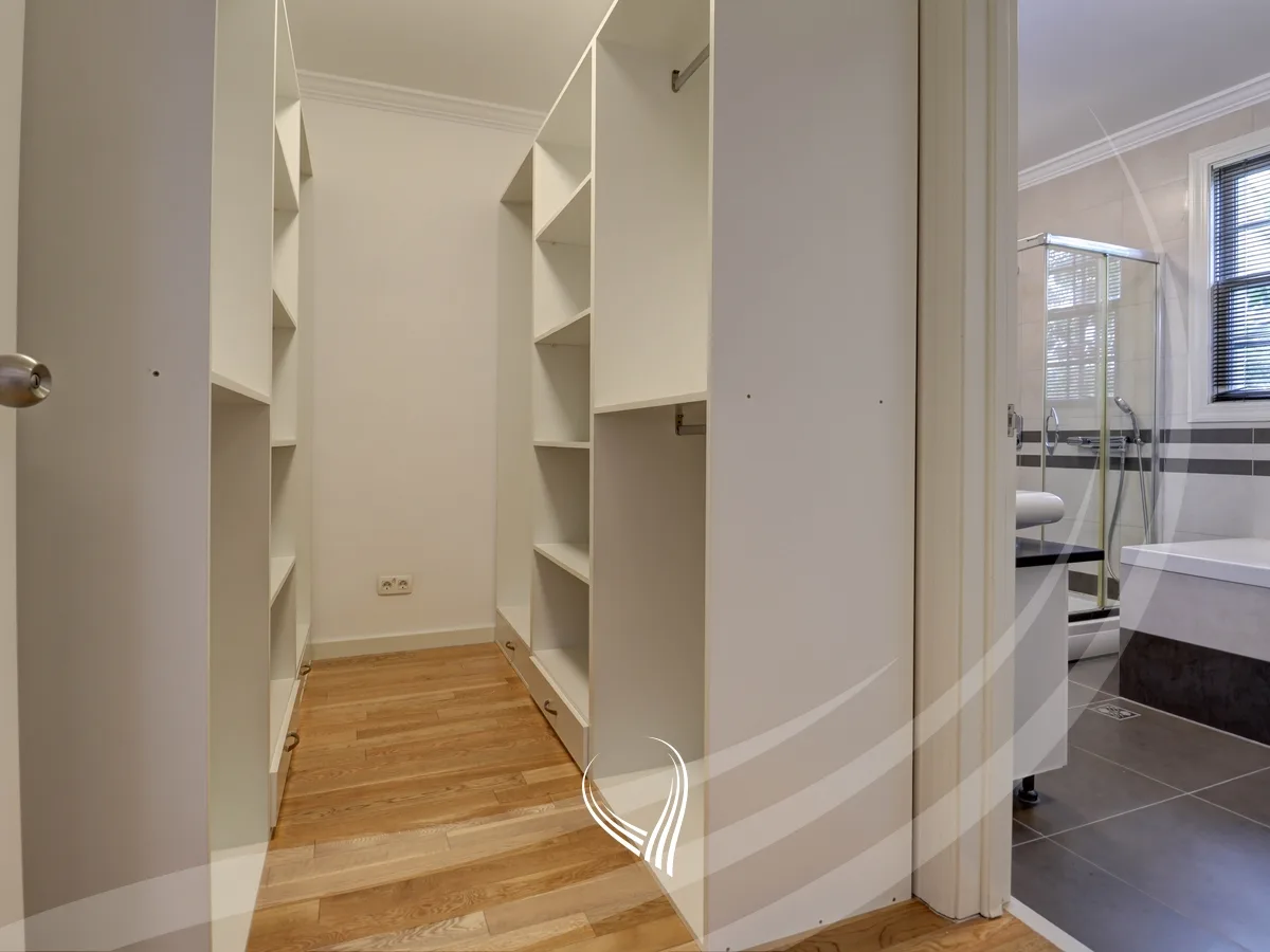 Shtëpi me 3 dhoma gjumi me qira në Fshatin Ndërkombëtar – International Village