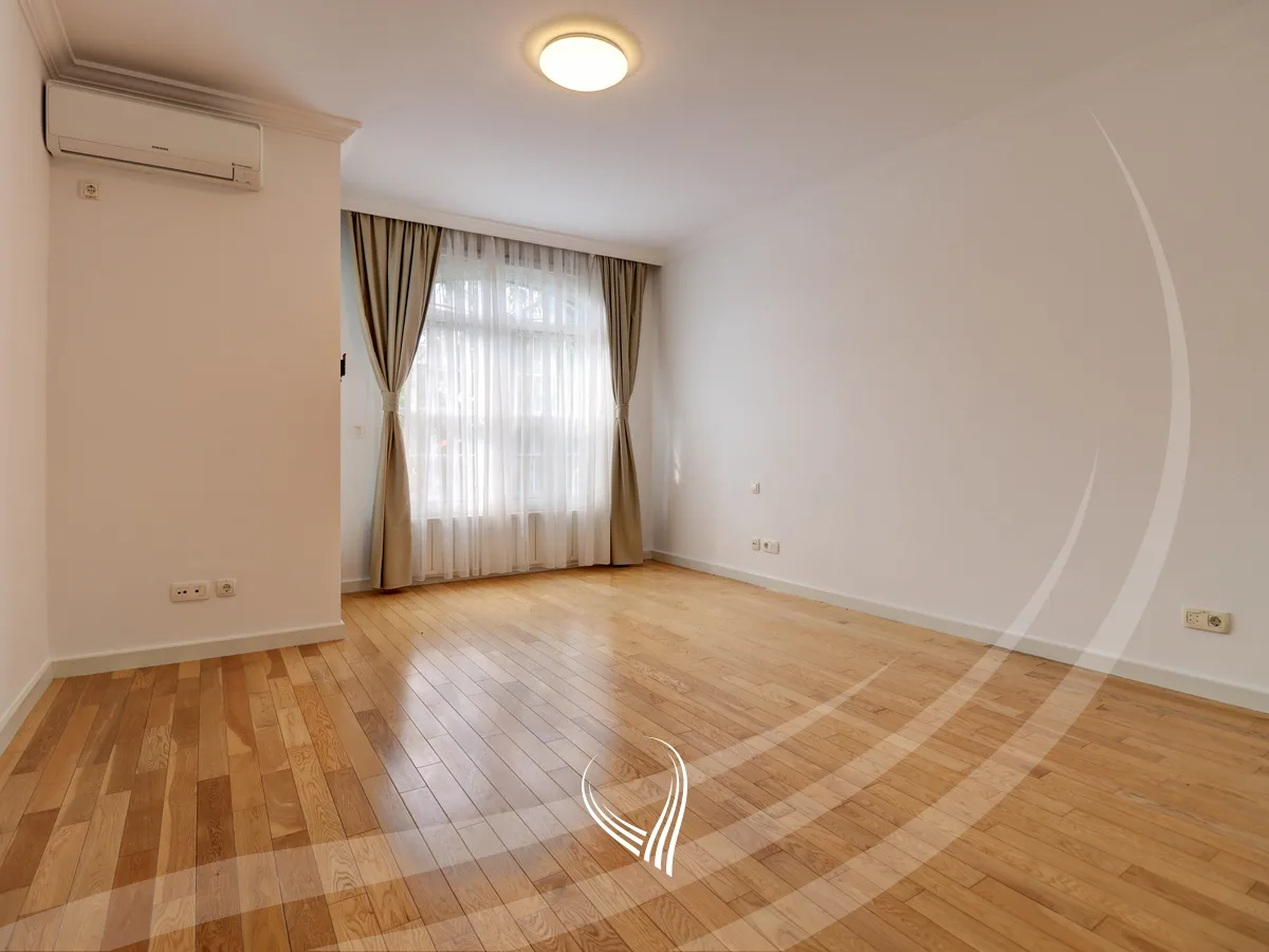 Shtëpi me 3 dhoma gjumi me qira në Fshatin Ndërkombëtar – International Village