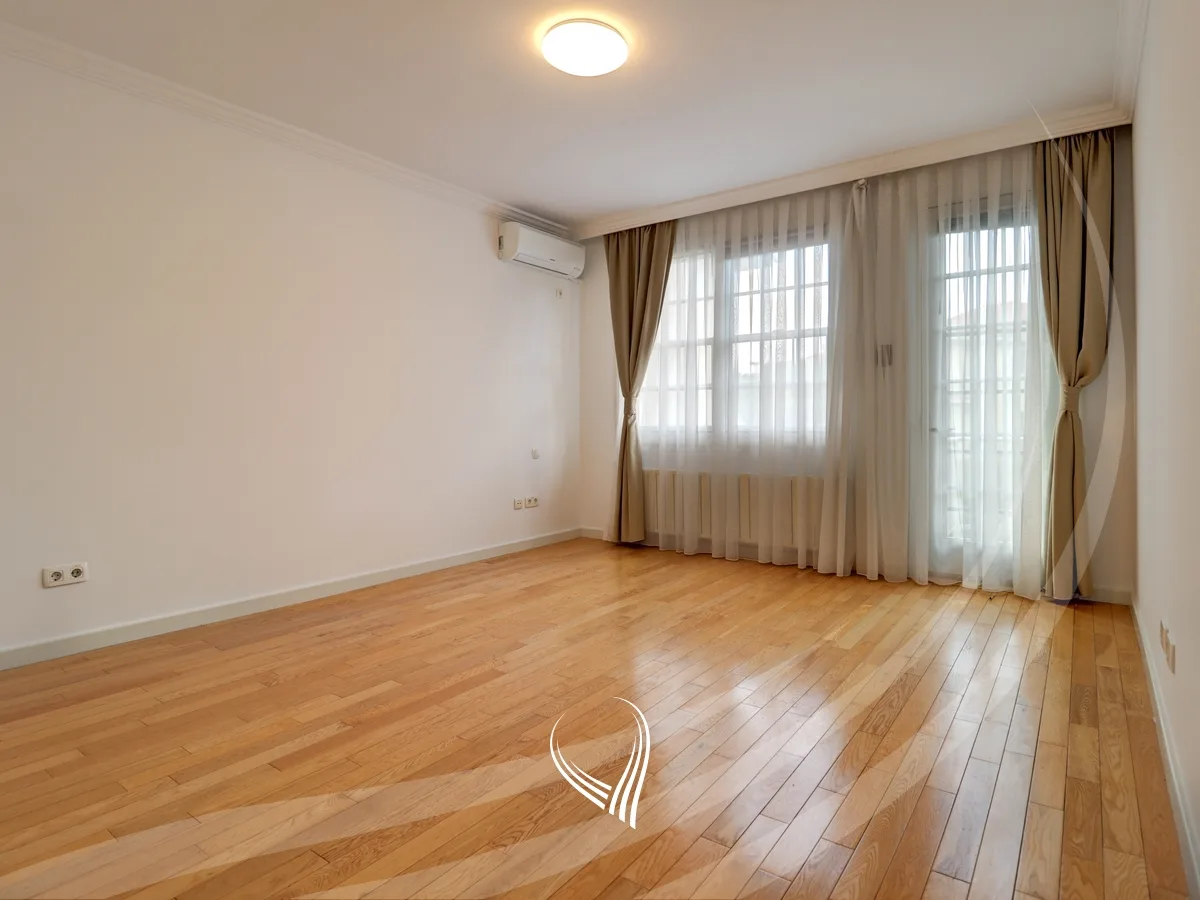 Shtëpi me 3 dhoma gjumi me qira në Fshatin Ndërkombëtar – International Village