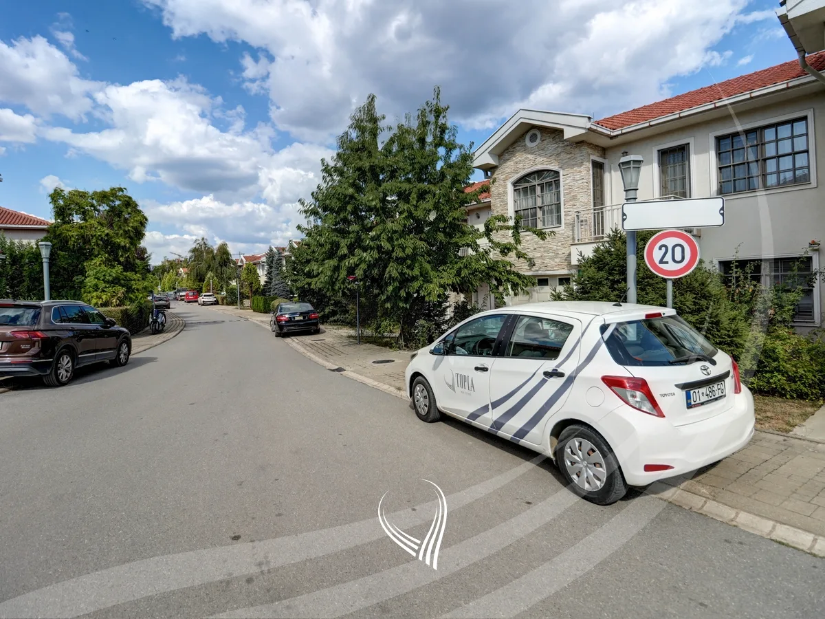 Shtëpi me 3 dhoma gjumi me qira në Fshatin Ndërkombëtar – International Village