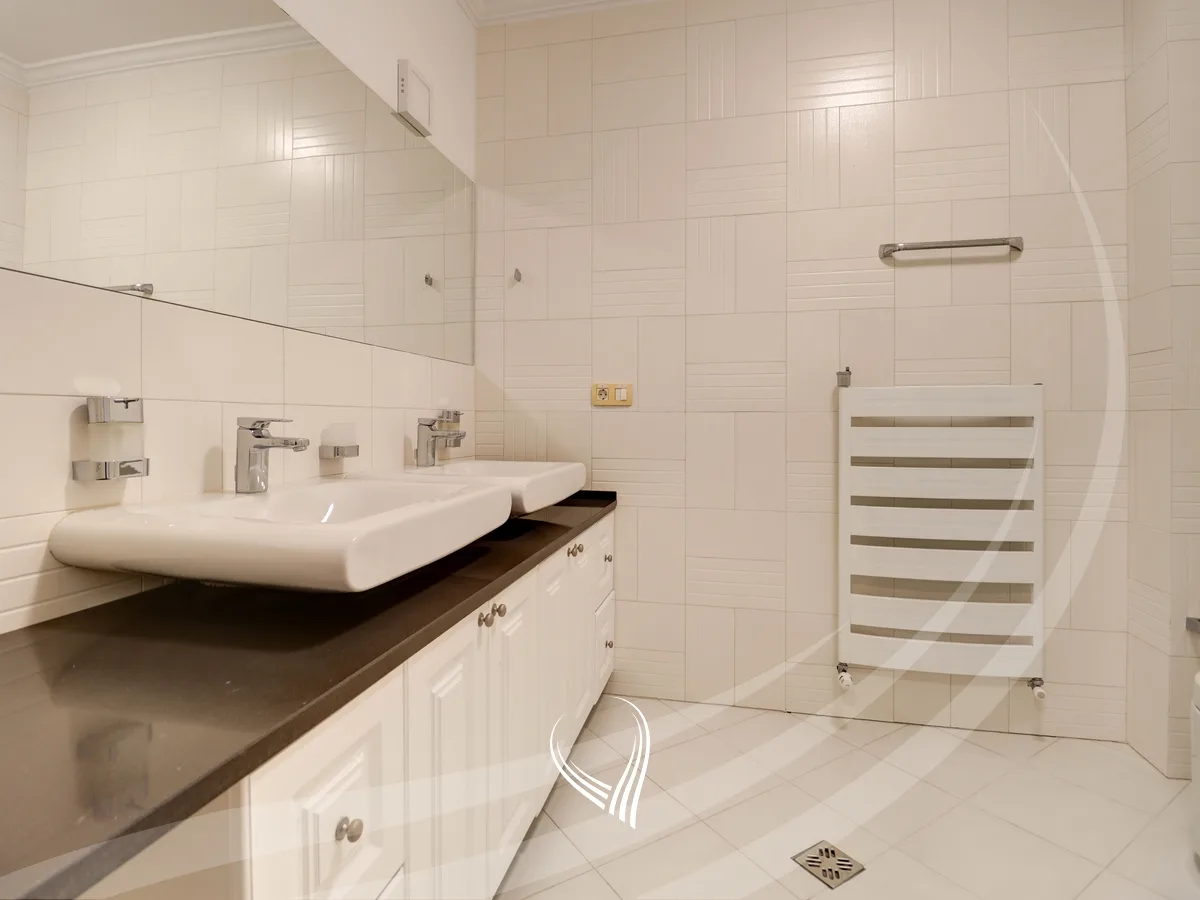 Shtëpi me 3 dhoma gjumi me qira në Fshatin Ndërkombëtar – International Village