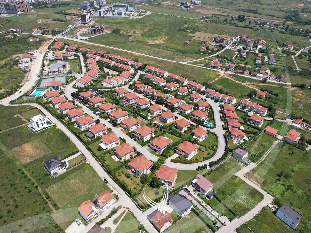 Shtëpi me 3 dhoma gjumi me qira në Fshatin Ndërkombëtar – International Village