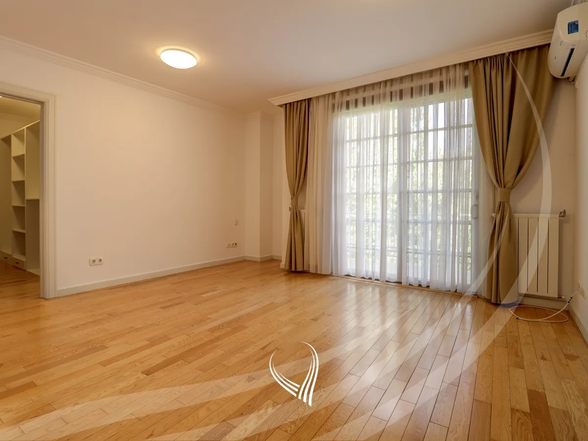 Shtëpi me 3 dhoma gjumi me qira në Fshatin Ndërkombëtar – International Village