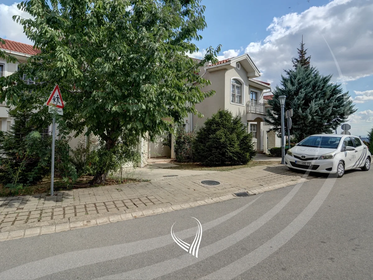 Shtëpi me 3 dhoma gjumi me qira në Fshatin Ndërkombëtar – International Village