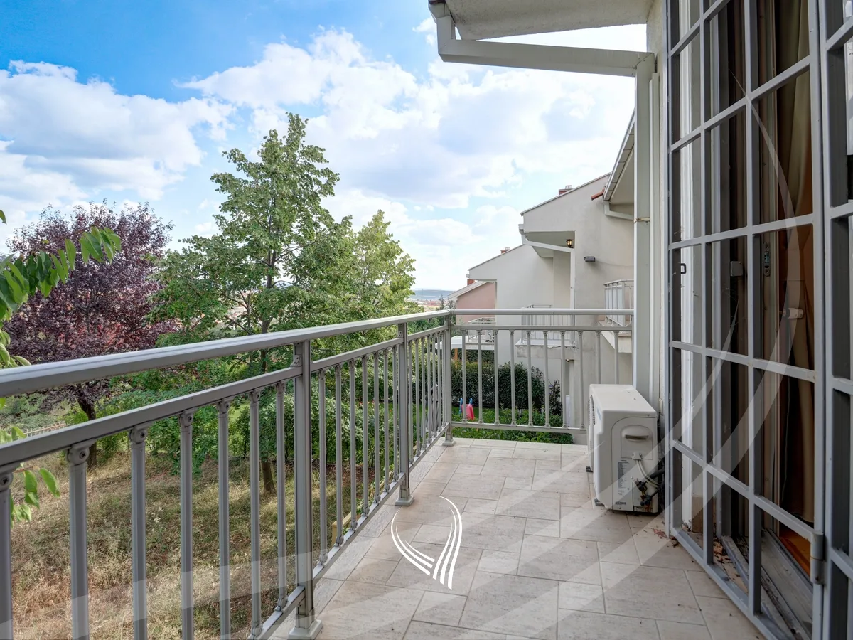 Shtëpi me 3 dhoma gjumi me qira në Fshatin Ndërkombëtar – International Village